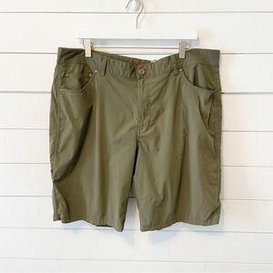 L.L Bean | Men’s Green Lightweight Nylon Blend Shorts Size 40